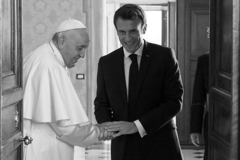 Le pape François et le président français Emmanuel Macron lors d'une audience privée au Vatican, en octobre 2022.