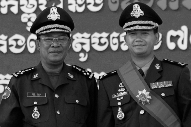 Le premier ministre cambodgien Hun Sen et son fils Hun Manet, commandant en chef adjoint des Forces armées royales khmères.
