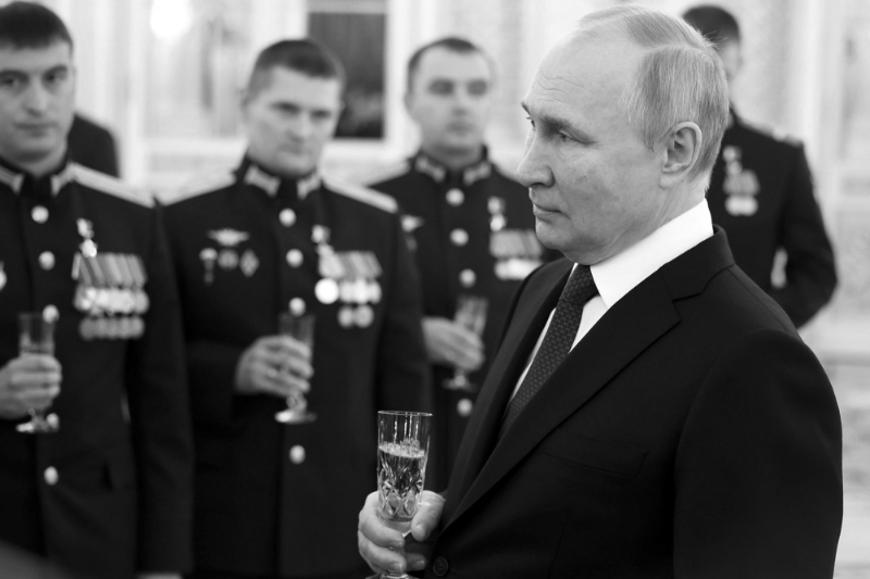 Le président russe Vladimir Poutine porte un toast aux soldats ayant reçu l'étoile d'or des héros de la Russie après une cérémonie à la veille de la Journée des héros de la patrie, le 8 décembre 2022 à Moscou.