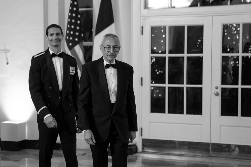 John Podesta, Senior Advisor chargé de l'innovation dans les énergies renouvelables, et Gabriel Podesta, lors du dîner d'Etat donné en l'honneur du président français Emmanuel Macron à la Maison Blanche, le 1er décembre 2022.