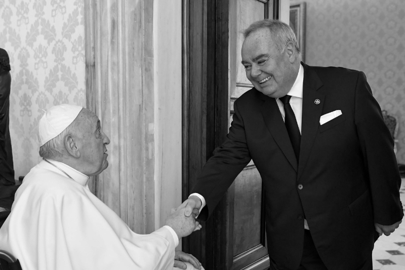 L'avocat canadien John Dunlap (à droite) dirige l'Ordre de Malte depuis juin 2022. Ici lors de sa rencontre avec le pape François le 23 juin, au Vatican.