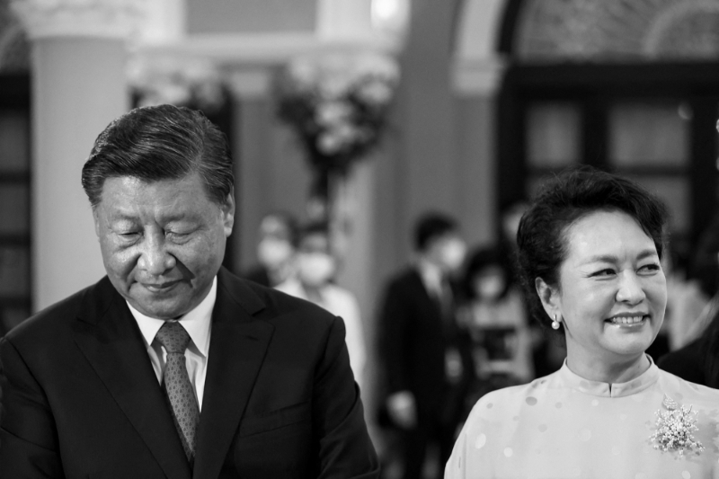 Le président chinois Xi Jinping et son épouse Peng Liyuan, à Bangkok, en Thaïlande, le 19 novembre 2022.