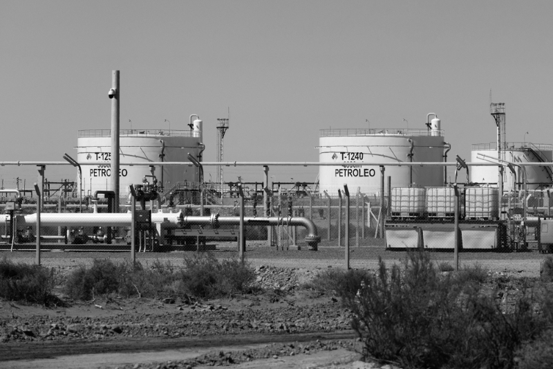 Des oléoducs et des installations de stockage sur le site de forage de gaz et de pétrole de schiste de Vaca Muerta, dans la province patagonienne de Neuquen, en Argentine, le 15 février 2023.
