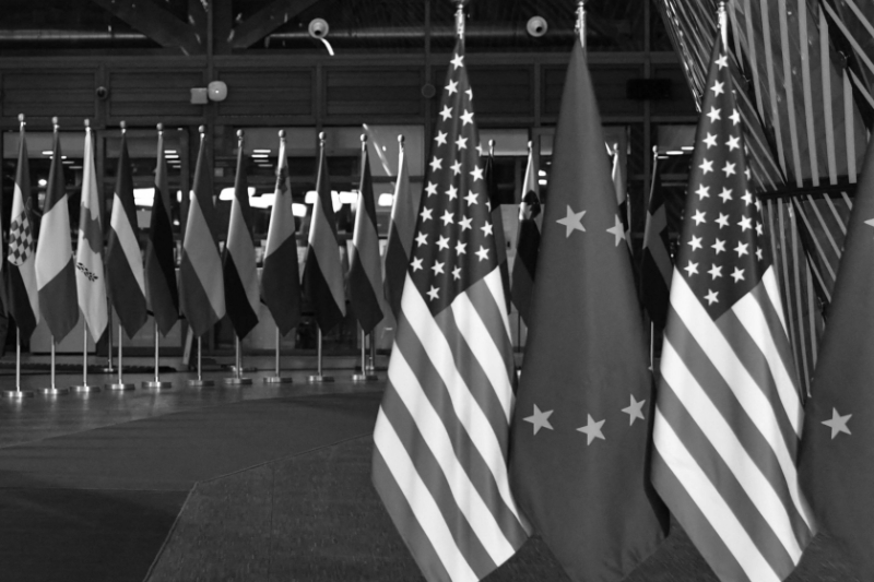 Des drapeaux américains et européens au Parlement européen