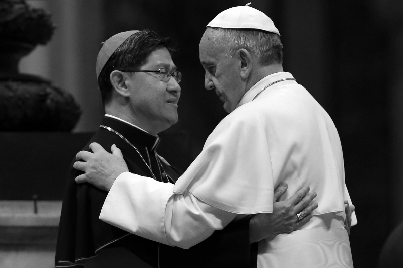 Le cardinal d'origine philippine, Antonio Luis Gokim Tagle, avec le pape François, en 2013.