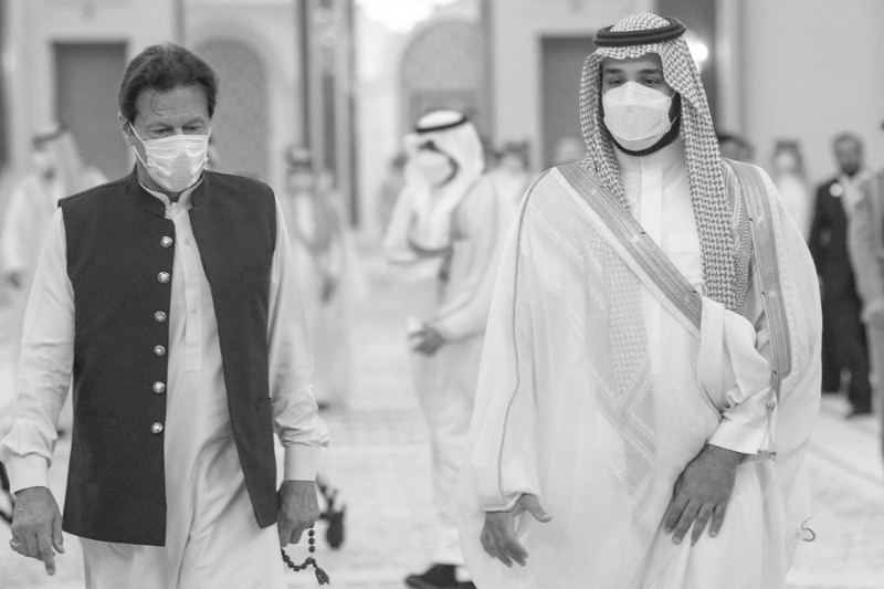 Le premier ministre pakistanais Imran Khan en compagnie du prince héritier Mohammed bin Salman, le 8 mai à Riyad.