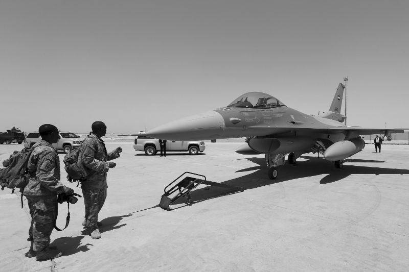 Le 10 mai, Lockheed Martin a révélé qu'il déplaçait son personnel contractuel chargé de l'entretien des avions de combat F-16 sur la base aérienne d'al-Balad, en Irak (photo de la base en 2015).