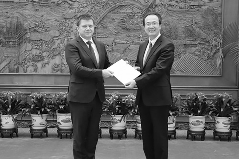 Iouri Senko, ambassadeur de Biélorussie à Pekin, en compagnie de Lei Hong, directeur du département du protocole du ministère des affaires étrangères de Chine.