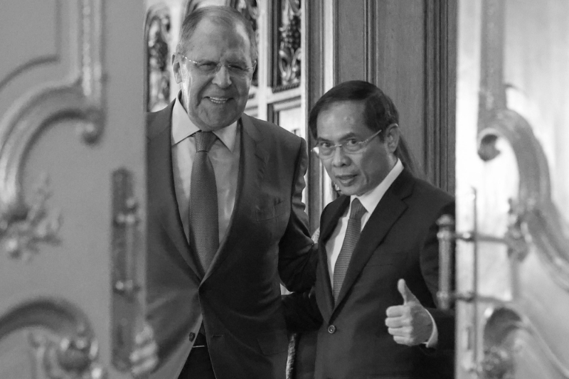 Le ministre russe des affaires étrangères Sergueï Lavrov et son homologue vietnamien Bui Thanh Son.