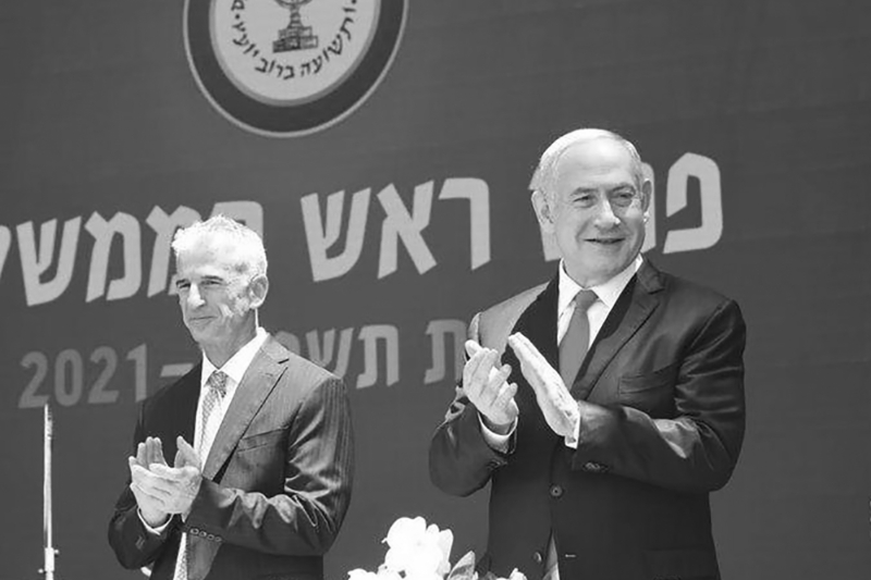 David Barnea (à gauche), directeur du Mossad depuis le 1er juin 2021 en compagnie de l'ancien premier ministre israélien Benjamin Netanyahu.