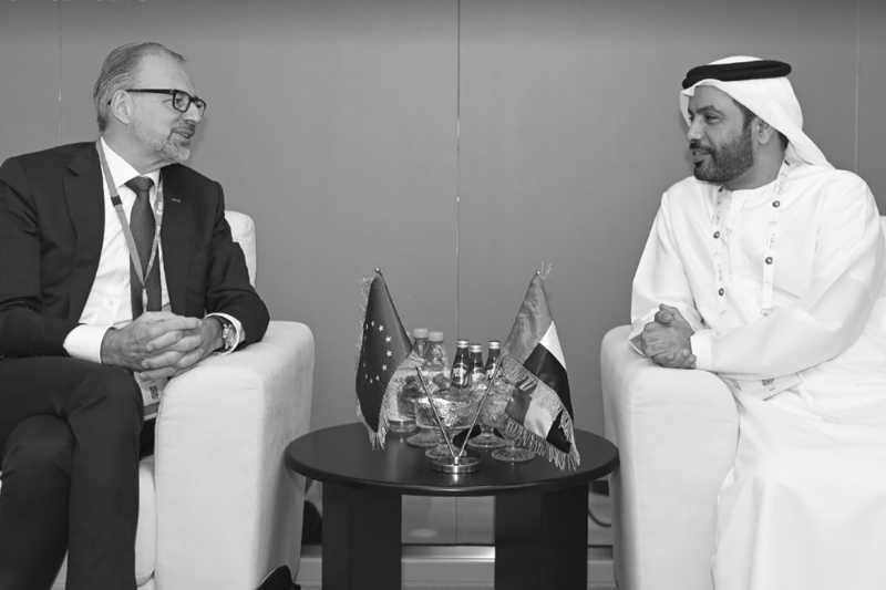 Salem bin Butti al-Qubaisi (à droite), directeur général de l'UAE Space Agency (UAESA), en compagnie de Josef Aschbacher, directeur général de l'Agence spatiale européenne (ESA°.