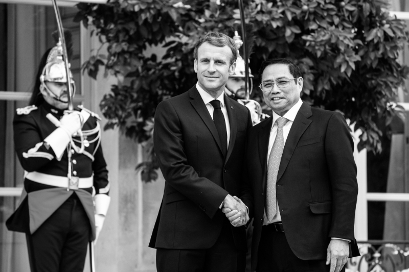 Le président de la République francaise Emmanuel Macron reçoit le premier ministre de la République socialiste du Vietnam Pham Minh Chinh à l'Elysée.