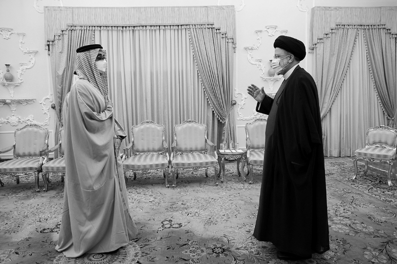 Le conseiller à la sécurité nationale émirati Tahnoon bin Zayed al-Nahyan et le président iranien Ebrahim Raïssi, à Téhéran, le 6 décembre.