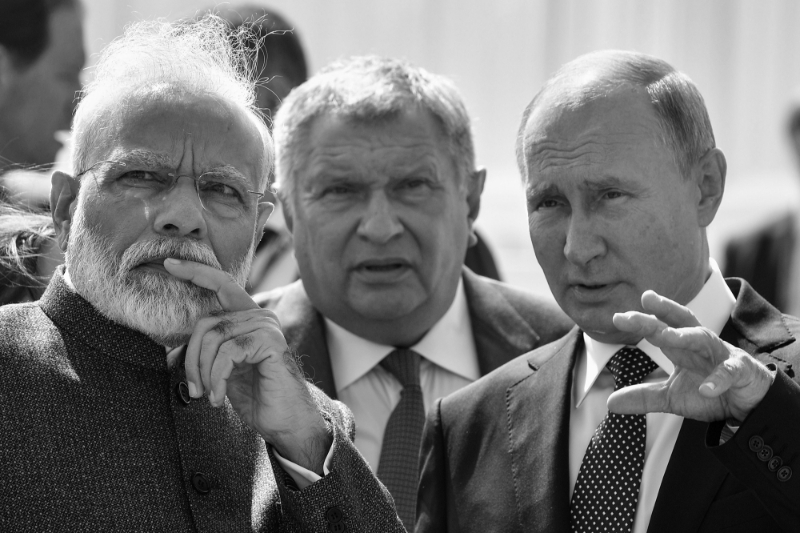 Le premier ministre indien Narendra Modi s'entretient avec le président russe Vladimir Poutine lors du Eastern Economic Forum, à Vladivostok, le 4 septembre. Derrière eux, Igor Setchine, le patron du géant russe des hydrocarbures Rosneft.