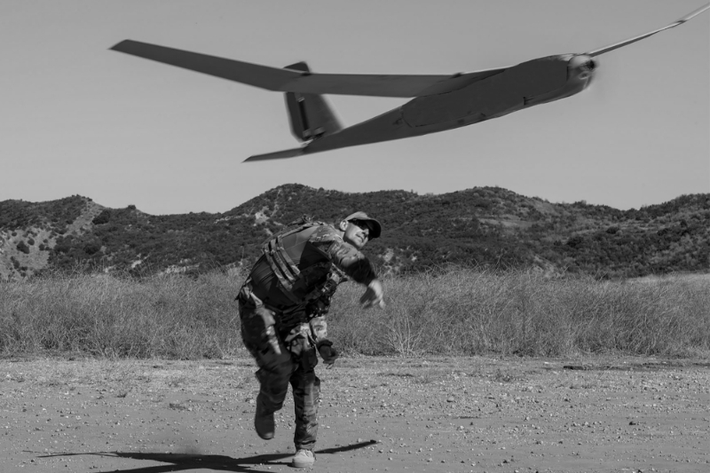 Un militaire opérant un drone fabriqué par AeroVironment.