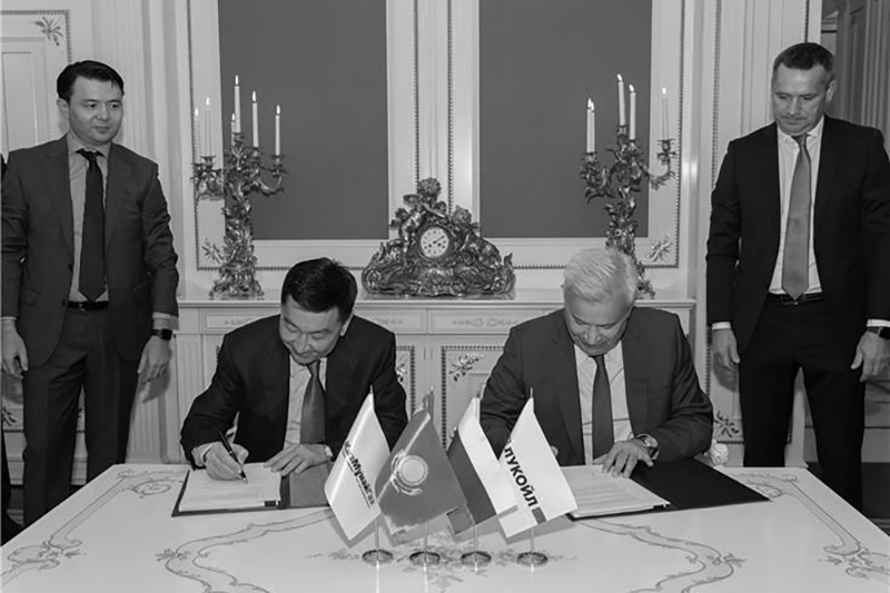 Alik Aidarbayev, PDG de KazMunayGas (KMG) et Vagit Alekperov, president de Lukoil, signent l'accord de développement du secteur d'Al-Farabi situé dans la partie kazakhe de la Caspienne, le 8 octobre 2020.