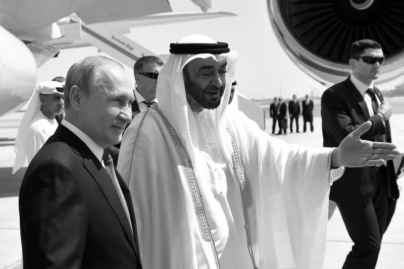 Le président russe Vladimir Poutine accueilli par Mohammed bin Zayed al-Nahyan lors d'un voyage d'Etat le 15 octobre 2019.