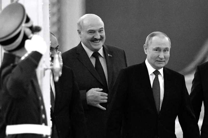 Le président biélorusse Alexandre Loukachenko et son homologue russe Vladimir Poutine, le 16 mai 2022, lors de la réunion des chefs d'Etat de l'organisation du traité de sécurité collective.
