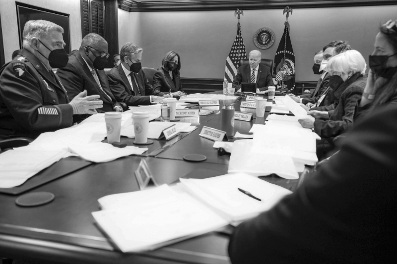 Le président américain Joe Biden lors d'une réunion du Conseil national de sécurité organisée pour discuter de l'attaque russe contre l'Ukraine, le jeudi 24 février 2022, en présence d'Antony Blinken, Lloyd Austin et Jake Sullivan.