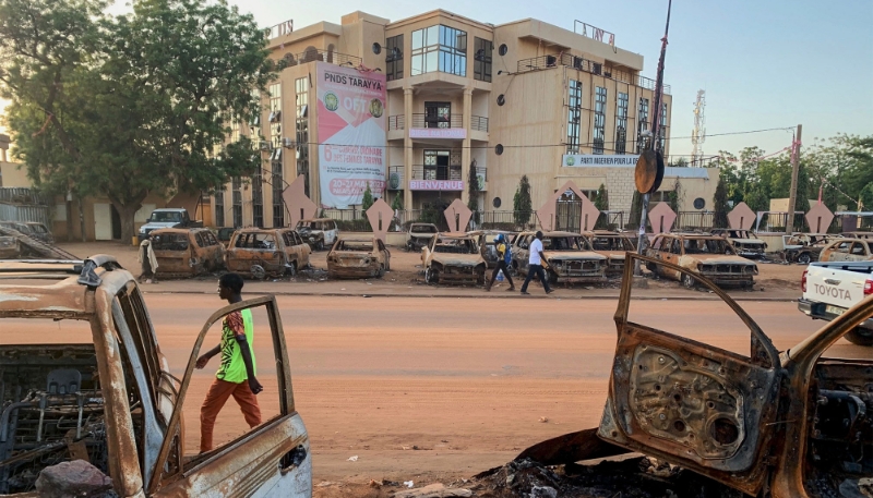 Des voitures brûlées devant le siège du Parti nigérien pour la démocratie et le socialisme du président déchu Mohamed Bazoum, à Niamey, le 19 septembre 2023.