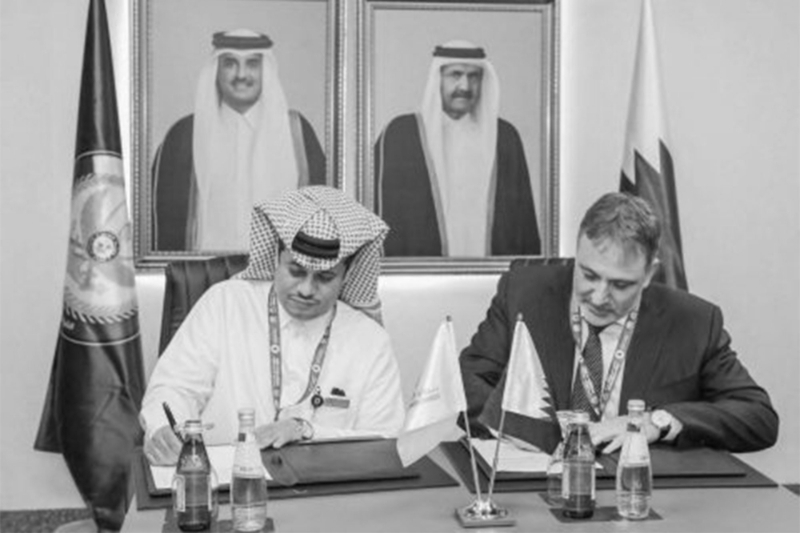 Abdullah Hassan al-Khater (Barzan) et J-F Ricci (AKKA) signent un accord.
