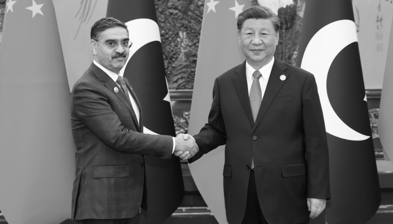Le président chinois Xi Jinping (à droite) et le premier ministre pakistanais Anwar-ul-Haq Kakar, à Pékin, à l'occasion du troisième Belt and Road Forum for International Cooperation, le 19 octobre 2023.