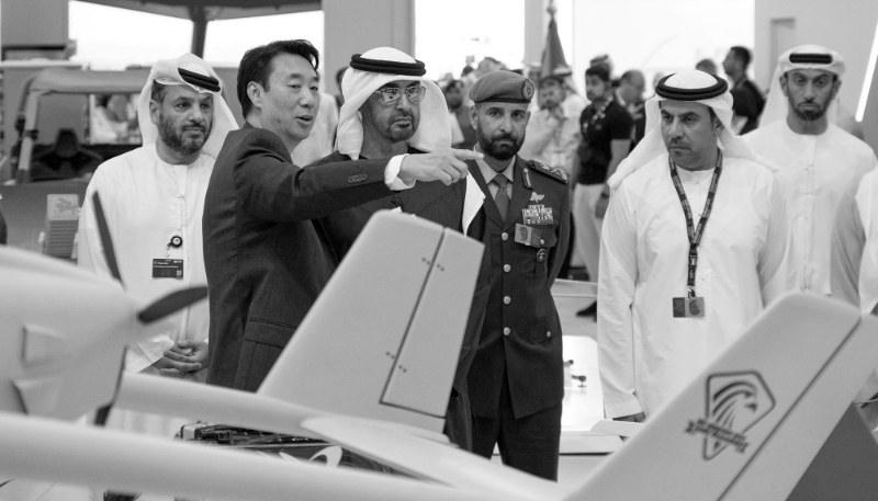Mohammed bin Zayed al-Nahyan, président des Émirats arabes unis, assiste au salon aéronautique de Dubaï 2023 en compagnie de Faisal al-Bannai, directeur général d'EDGE Group à Dubaï, le 15 novembre 2023.