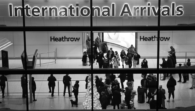 Des voyageurs arrivent à l'aéroport de Londres-Heathrow, en janvier 2023.