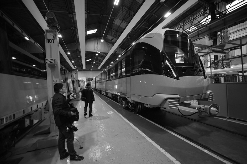 Une délégation vietnamienne à Alstom Petite-Forêt, pour la découverte de la première rame de la future ligne 3 du métro de Hanoï, conçue à l'usine de Valenciennes, en France, le 26 octobre 2019.