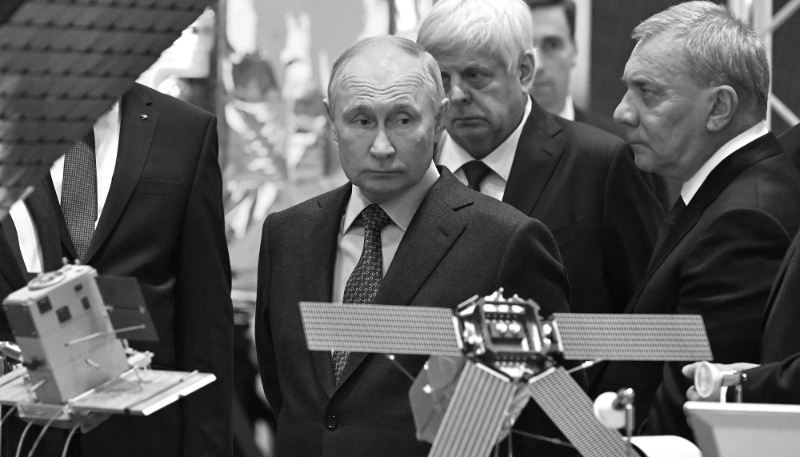 Le président russe Vladimir Poutine (au centre), accompagné du chef de la société spatiale russe Roscosmos, Youri Borisov (à droite), visite la Rocket and Space Corp (RSC) Energia à Korolyov, 26 octobre 2023. 