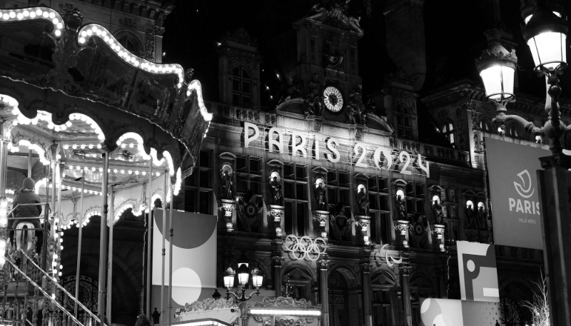 L'hôtel de ville de Paris aux couleurs des Jeux olympiques de Paris 2024.