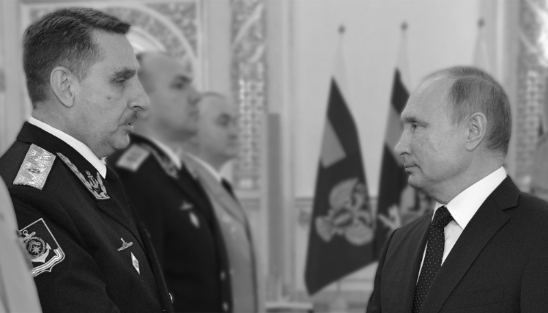 Vladimir Vladimirovitch Grishechkin, à la tête de la Direction principale des opérations en eaux profondes (GUGI), ici avec Vladimir Poutine.