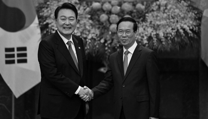 Le président coréen Yoon Suk Yeol serrant la main de son homologue vietnamien Vo Van Thuong, lors de sa venue à Hanoï, en juin 2023. 