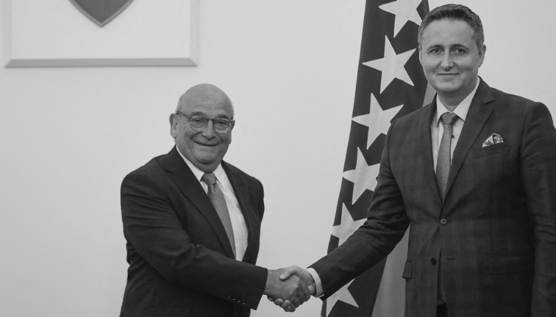 L'envoyé spécial pour les Balkans occidentaux Stuart Peach (à gauche) et le membre bosniaque du Conseil présidentiel de Bosnie-Herzégovine Denis Becirovic (à droite) à Sarajevo, le 24 mai 2023.
