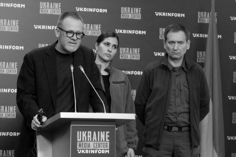 Jason McCue, directeur du cabinet d'avocats londonien Mccue Jury & Partners,  avec des responsables ukrainiens à Kiev en 2022.