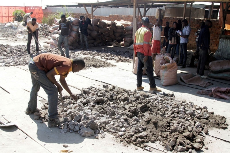 Des mineurs artisanaux travaillent à Tilwizembe, une ancienne mine industrielle de cuivre-cobalt, à l'extérieur de Kolwezi, capitale de la province de Lualaba (RDC).