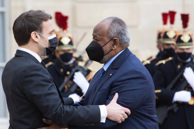 Le président français Emmanuel Macron en compagnie de son homologue djiboutien Ismail Omar Guelleh (IOG).