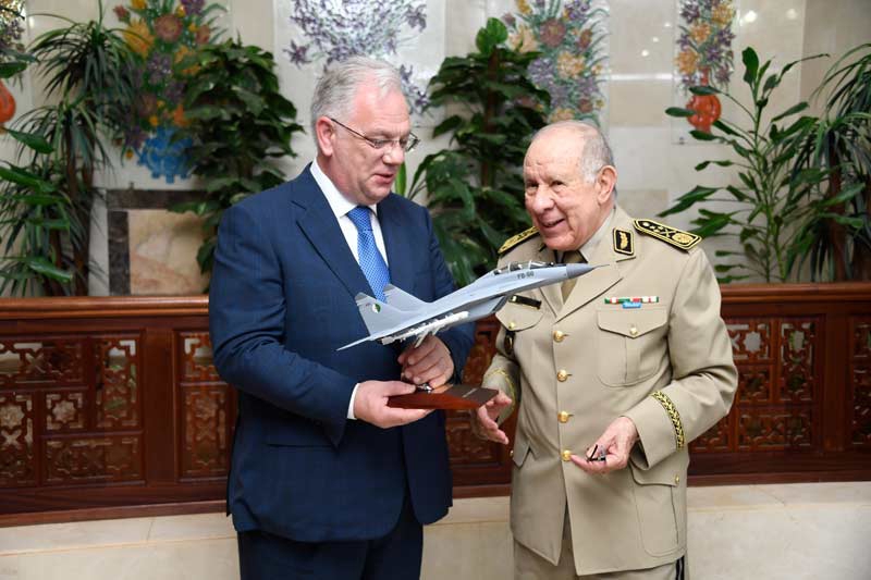 Le chef d'état-major algérien Saïd Chengriha et le ministre de la défense russe Sergueï Choïgou.