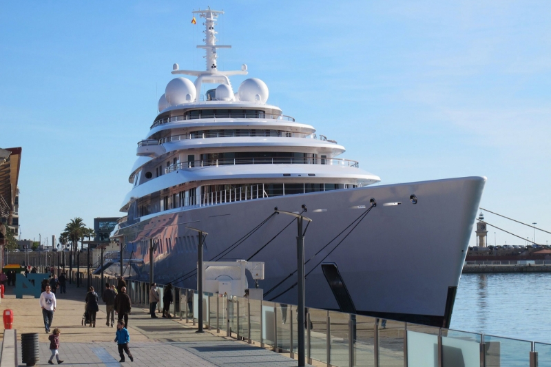 Azzam, le plus grand yacht privé au monde, propriété de l'émir d'Abou Dhabi.