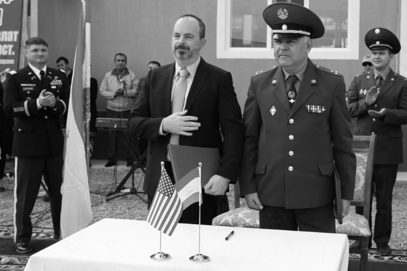 Le chef de mission adjoint de l'ambassade américaine à Douchanbé John Ginkel, avec le colonel Shohiyon Abdusattor, des Border Guard Forces, lors de l'inauguration de l'avant-poste d'Okultun, en 2019.