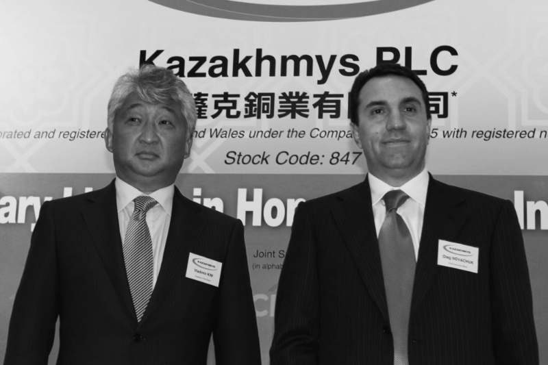 Vladimir Kim et Oleg Novatchouk lors d'une conférence de presse à Hong Kong, en juin 2011, pour vanter Kazakhmys, devenu KAZ Minerals après restructuration.