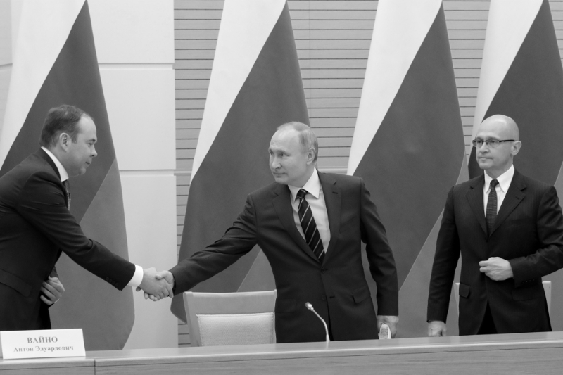 Le chef de l'administration présidentielle Anton Vaino, le président Vladimir Poutine et le premier directeur adjoint de l'administation présidentielle Sergueï Kirienko.
