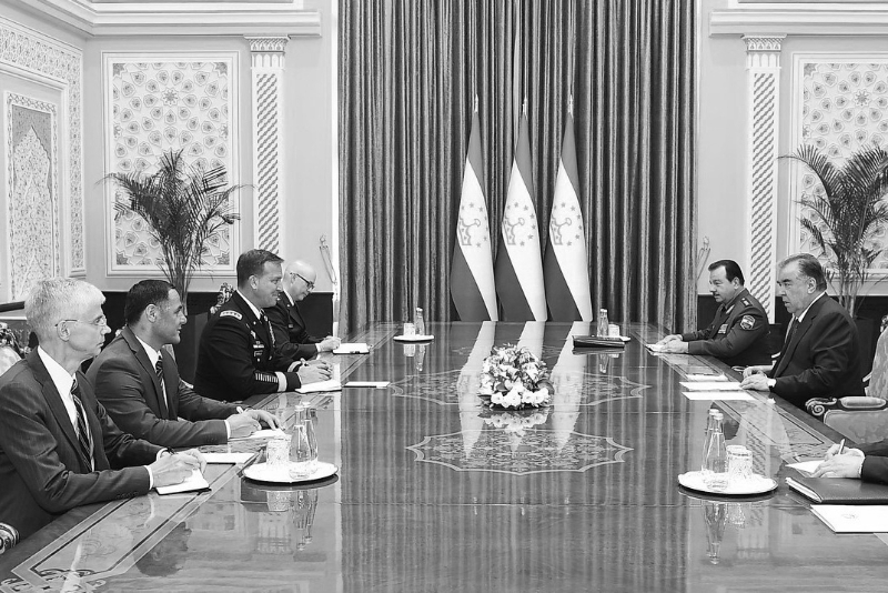 L'ambassadeur Pommersheim (tout à gauche), lors de la réunion à Douchanbé entre le chef de l'US Central Command, le général Michael Kurilla (troisième en partant de la gauche), et le président de la République du Tadjikistan Emomali Rahmon (à droite), en juin 2022.