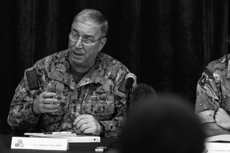 Doha s'est offert les services d'un vétéran des questions navales américaines dans le Golfe, John W. Miller, ici en uniforme, en 2014, lors d'une conférence de presse.