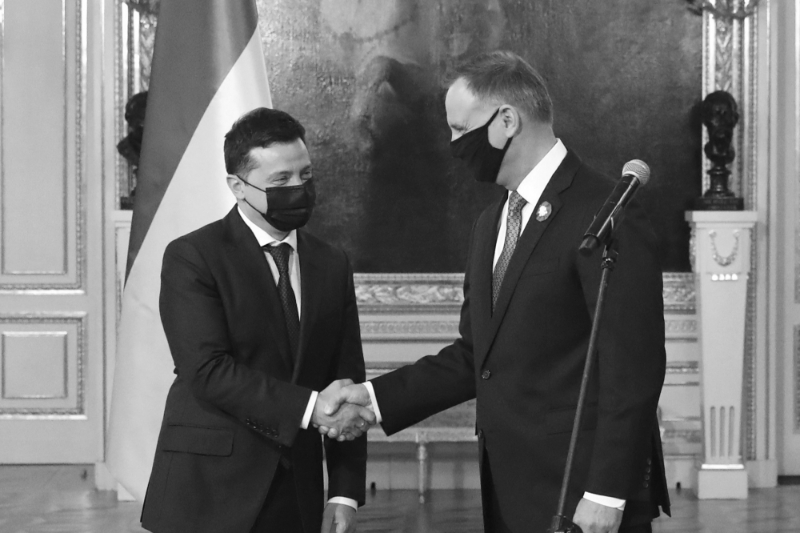 Le président ukrainien Volodymyr Zelensky (G) et son homologue polonais Andrzej Duda (D), à Varsovie, en Pologne, le 3 mai 2021.