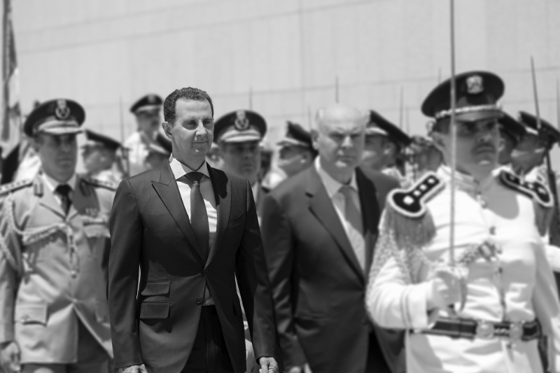 Le président syrien Bashar al-Assad inspectant une garde d'honneur à Damas, en Syrie, le 17 mai 2021.