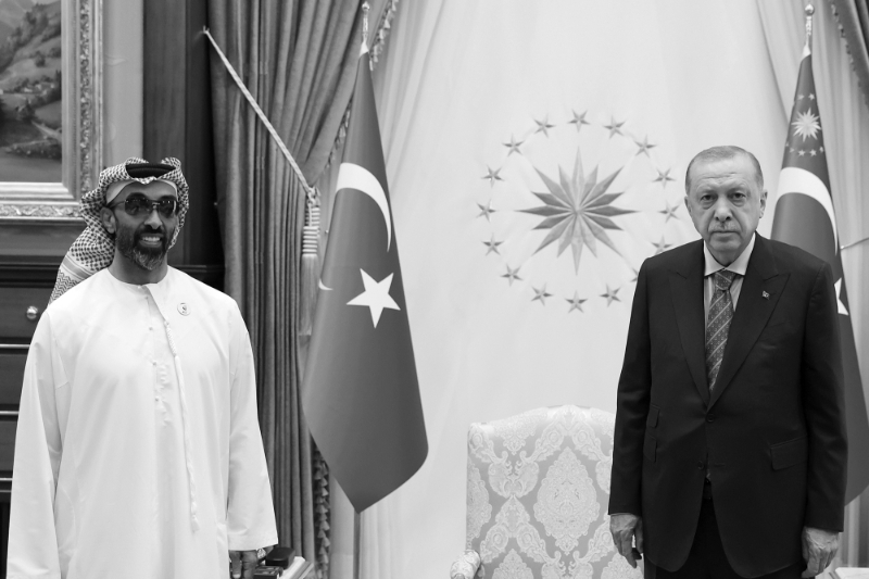 Le conseiller à la sécurité nationale d'Abou Dhabi Tahnoon bin Zayed al-Nahyan (à gauche) et le président turc Recep Tayyip Erdogan, le 18 août 2021 à Ankara.