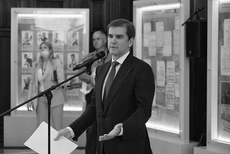Sergei Novikov, à la tête du bureau présidentiel des projets publics, devant l'exposition consacrée au procès.