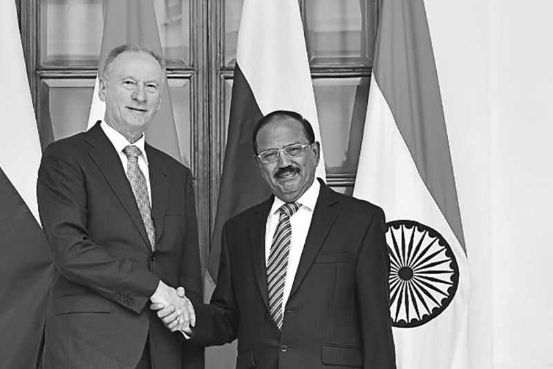 Nikolaï Patrouchev, le patron du Conseil de sécurité nationale (CSN) russe, à gauche, a rencontré le conseiller à la sécurité nationale indien Ajit Doval le 8 septembre 2021 à New Delhi.