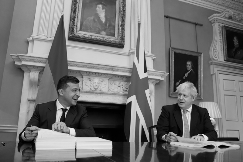Le président ukrainien Volodymyr Zelensky et le premier ministre britannique Boris Johnson à Londres, le 8 octobre 2020, lors de la signature d'un accord de coopération politique, de libre-échange et de partenariat stratégique.